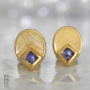 goldene Ohrstecker mit Iolith