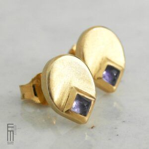 goldene Ohrstecker mit Iolith