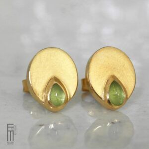 goldene Ohrstecker mit grünen Peridot