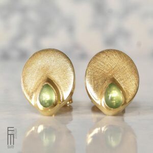 goldene Ohrstecker mit grünen Peridot