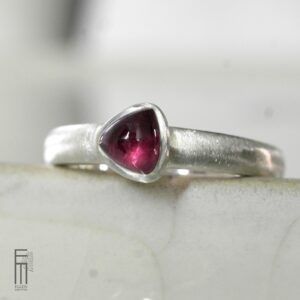 dreieckiger Rhodolith-Granat Ring aus Silber