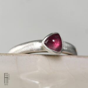 dreieckiger Rhodolith-Granat Ring aus Silber