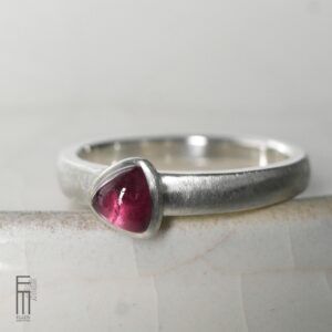 dreieckiger Rhodolith-Granat Ring aus Silber