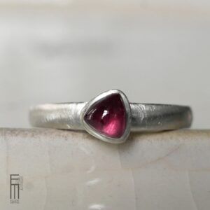 dreieckiger Rhodolith-Granat Ring aus Silber