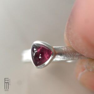 dreieckiger Rhodolith-Granat Ring aus Silber