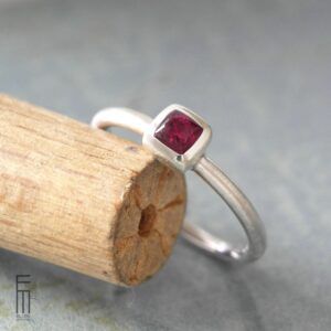 schlichter Ring mit Rhodolith-Granat