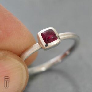 schlichter Ring mit Rhodolith-Granat