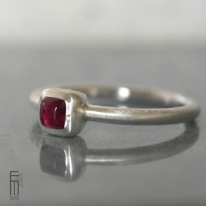 schlichter Ring mit Rhodolith-Granat