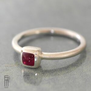 schlichter Ring mit Rhodolith-Granat