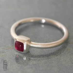 schlichter Ring mit Rhodolith-Granat