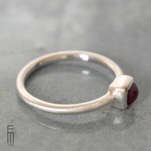 schlichter Ring mit Rhodolith-Granat