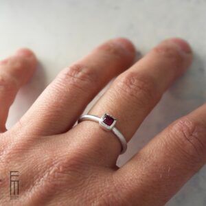schlichter Ring mit Rhodolith-Granat