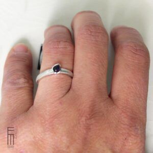 schlichter Ring mit Amethyst aus Silber