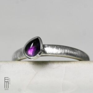 schlichter Ring mit Amethyst aus Silber