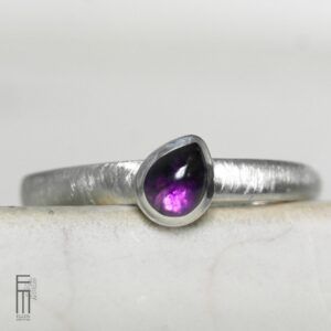 schlichter Ring mit Amethyst aus Silber