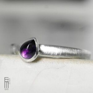 schlichter Ring mit Amethyst aus Silber