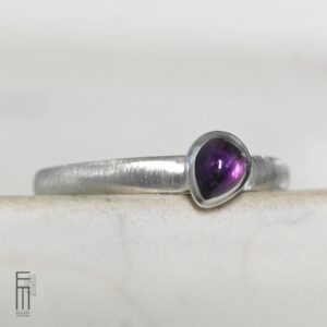 schlichter Ring mit Amethyst aus Silber