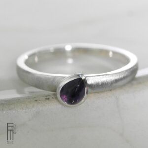 schlichter Ring mit Amethyst aus Silber