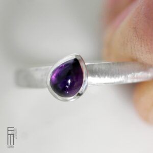 schlichter Ring mit Amethyst aus Silber