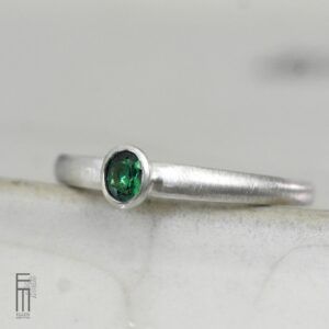 schmaler Tsavorit-Ring Silber
