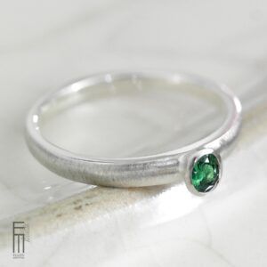 schmaler Tsavorit-Ring Silber