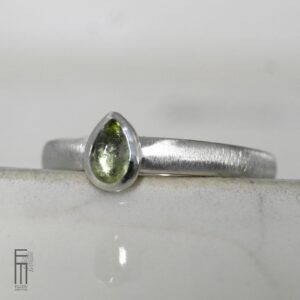 schlichter Ring mit hellgrünem Turmalin