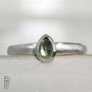 schlichter Ring mit hellgrünem Turmalin