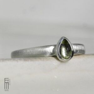 schlichter Ring mit hellgrünem Turmalin