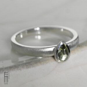 schlichter Ring mit hellgrünem Turmalin