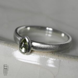 schlichter Ring mit hellgrünem Turmalin