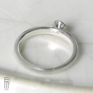 schlichter Ring mit hellgrünem Turmalin