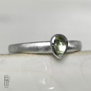 schlichter Ring mit hellgrünem Turmalin