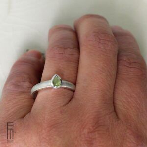 schlichter Ring mit hellgrünem Turmalin
