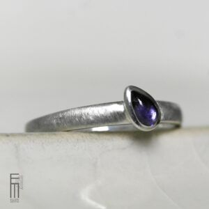 schmaler Iolith Ring aus Silber