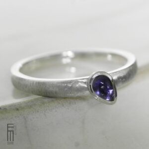 schmaler Iolith Ring aus Silber