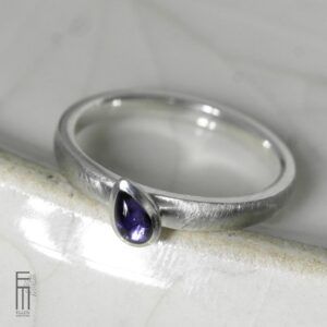 schmaler Iolith Ring aus Silber