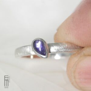 schmaler Iolith Ring aus Silber