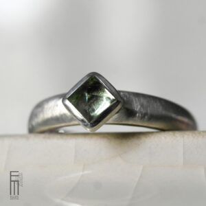 Hellgrüner Turmalin Ring aus 925 Silber