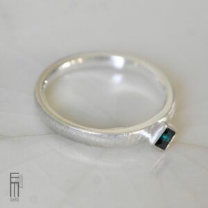 dunkelblauer-turmalin-ring-silber