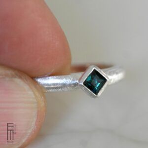 dunkelblauer-turmalin-ring-silber