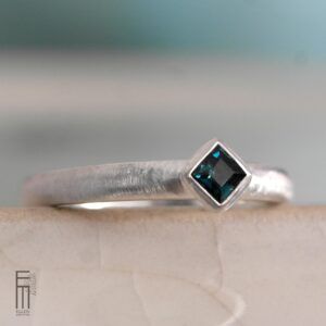 dunkelblauer-turmalin-ring-silber