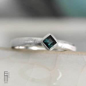 dunkelblauer-turmalin-ring-silber