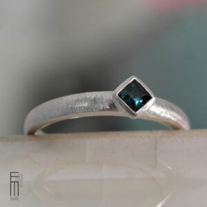 dunkelblauer-turmalin-ring-silber