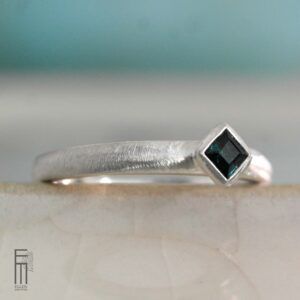 dunkelblauer-turmalin-ring-silber