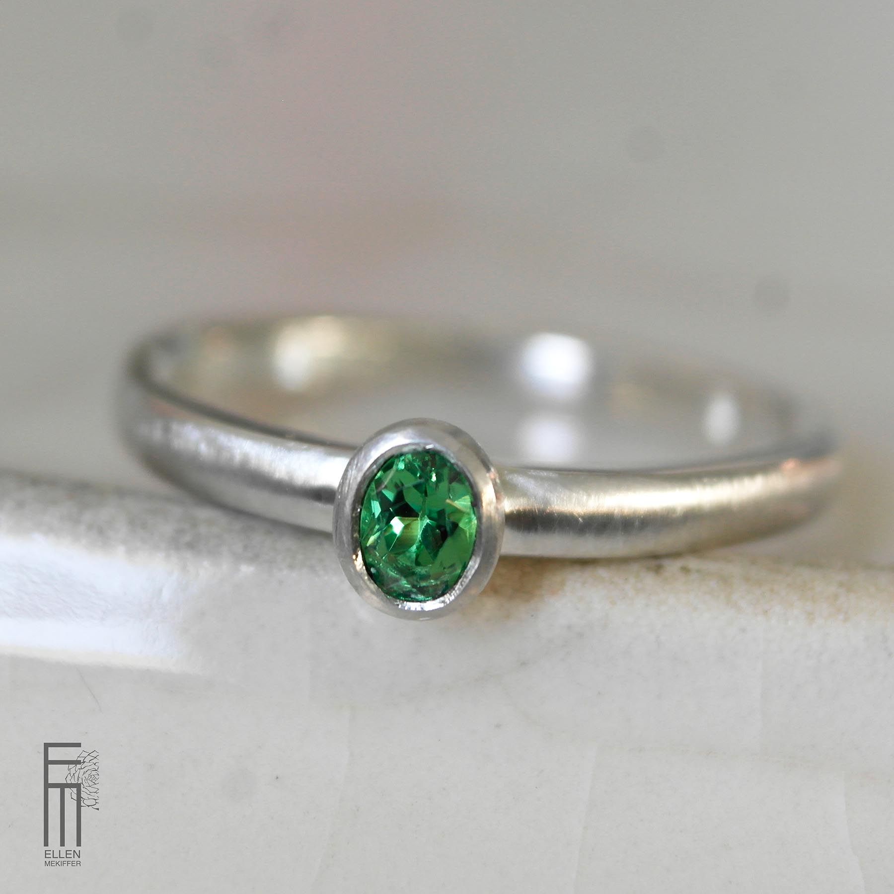 ovaler-tsavorit-ring-silber