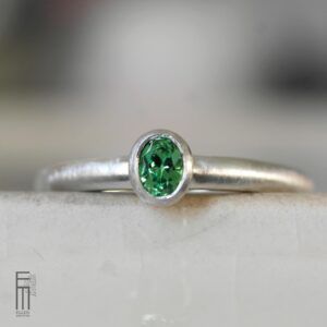 ovaler-tsavorit-ring-silber