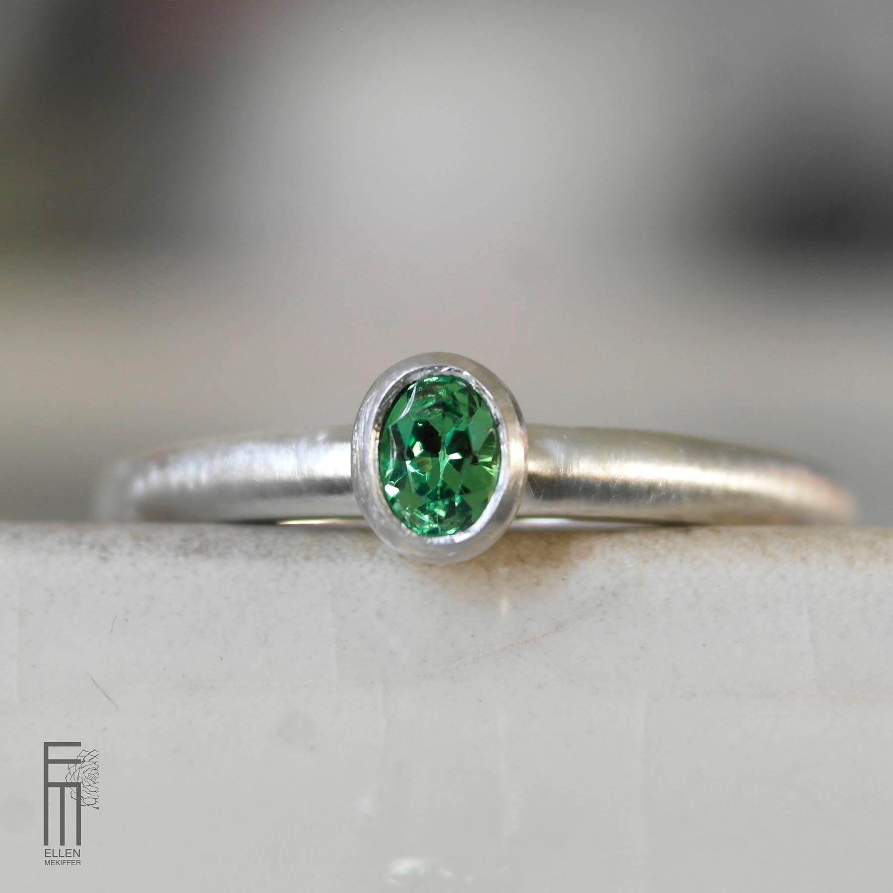 ovaler-tsavorit-ring-silber