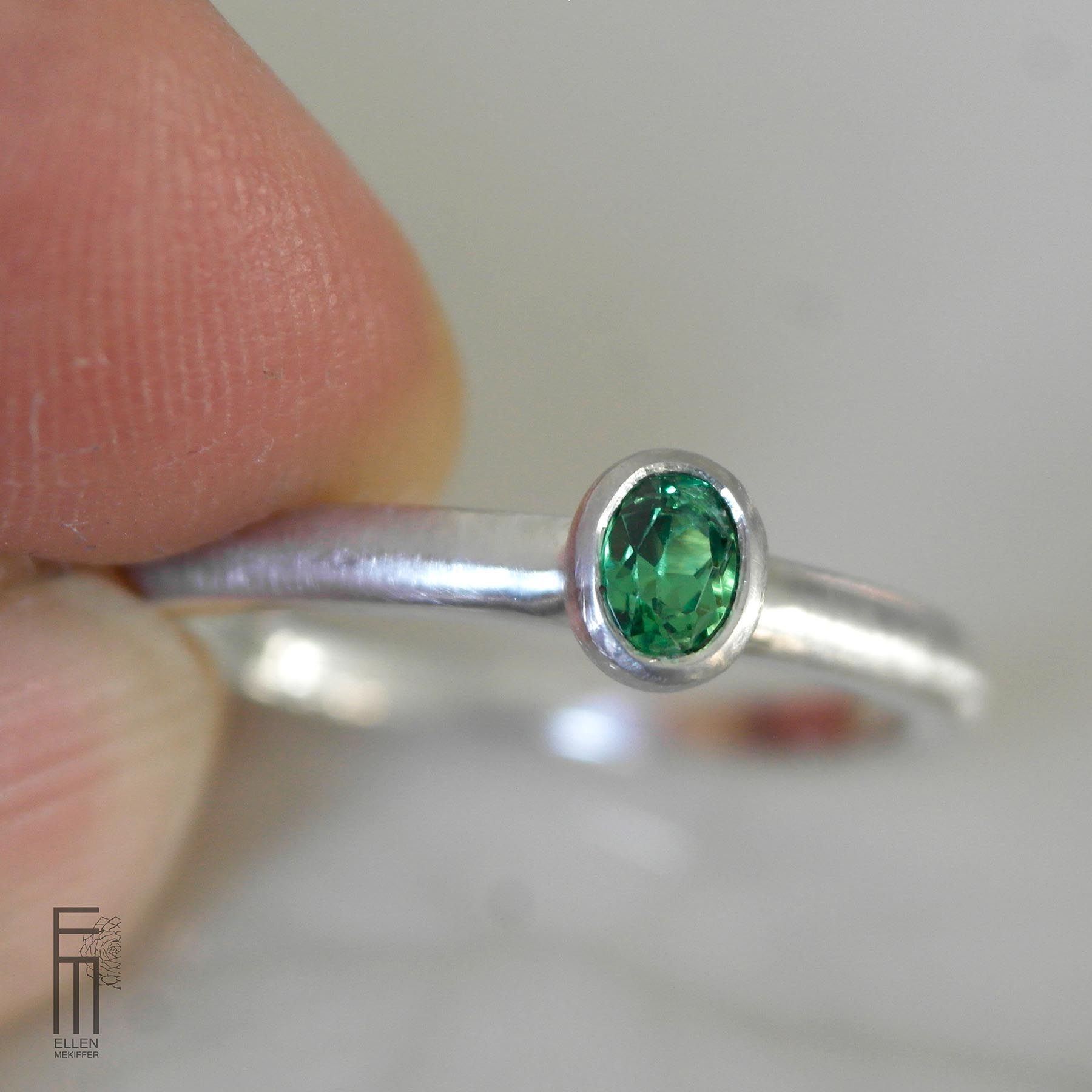 ovaler-tsavorit-ring-silber