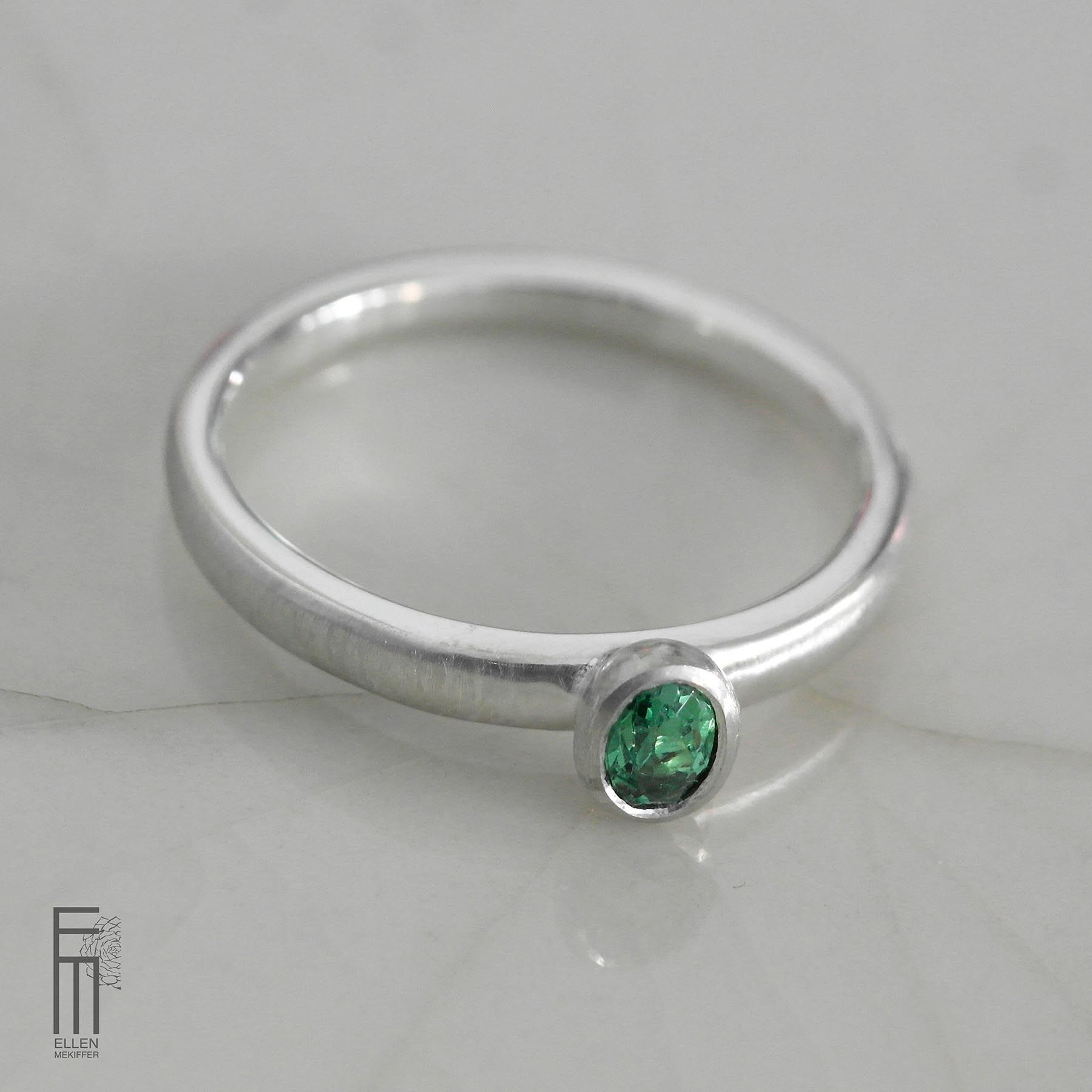 ovaler-tsavorit-ring-silber