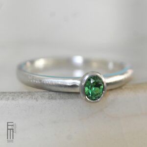 ovaler-tsavorit-ring-silber